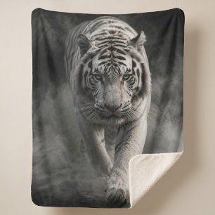 Cobertor Sherpa Tigre Branco Caminhando pela Fumaça