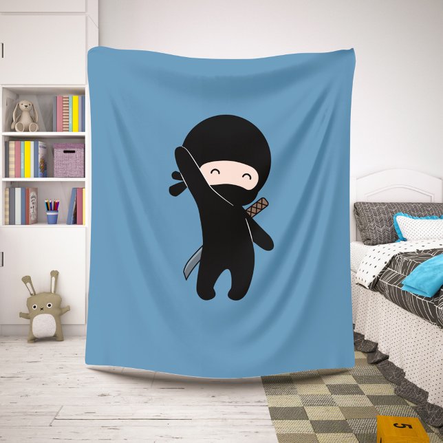 Cobertor Sherpa Tiny Happy Ninja sobre Azul (Criador carregado)