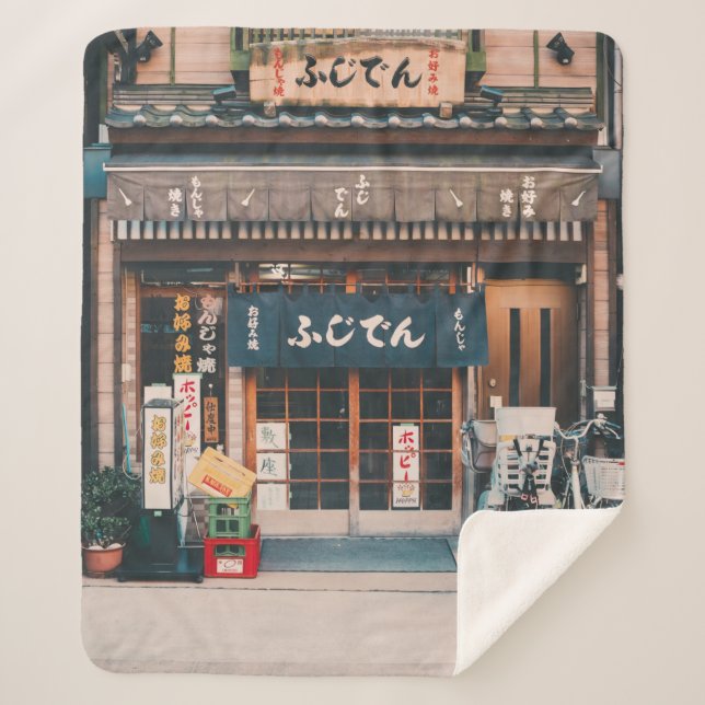 COBERTOR SHERPA TRÊS BICICLETAS ESTACIONADAS NA FRENTE DA CONSTRUÇ (Frente)