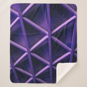 Cobertor Sherpa Um teto violeta com um padrão cruzado nítido; um