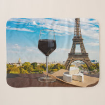 Vidro de vinho com queijo ceroso na torre Eiffel