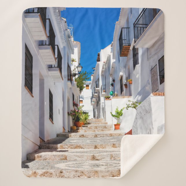 Cobertor Sherpa Vista aérea da cidade branca de Frigiliana no dia  (Frente)