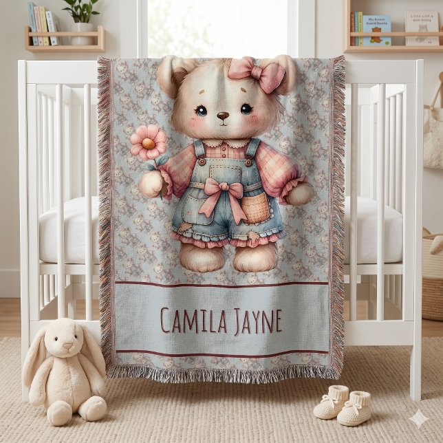 Cobertor Urso de Pelúcia Pastel Segurando Flor Vestindo Mac (Pastel Teddy Bear Holding Flower Wearing Overalls Throw Blanket)