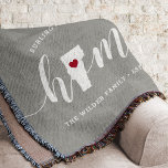 Cobertor Vermont Home State Personalizado<br><div class="desc">Mostre algum orgulho do estado de casa com este bonitinho cobertor de cinzas rústicas que apresenta "casa" em letras brancas de escrita de caligrafia com um mapa da silhueta do estado de Vermont em pé para a letra "O". Um dentro de ilustração do coração vermelho no mapa do estado completa...</div>
