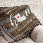 Cobertor Vista de Madeira Personalizada do Estado de Luisia<br><div class="desc">Mostre algum orgulho do estado de casa com este bonitinho caco rústico lenha lança cobertor com "casa" em letras brancas de escrita caligráfica com um mapa da silhueta do estado de Louisiana em pé para a letra "O". Um dentro cor-de-rosa para ilustração cardíaca no mapa do estado completa o design;...</div>