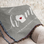 Cobertor Wisconsin Home State Personalizado<br><div class="desc">Mostre algum orgulho do estado de origem com esta fofa cinza rustica lançando cobertor com "lar" em letras brancas de escrita de caligrafia com um mapa da silhueta do estado de Wisconsin em pé para a letra "O". Um dentro de ilustração do coração vermelho no mapa do estado completa o...</div>