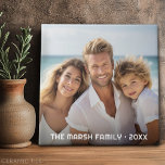Cobertura Simples de 1 Cheio Fotográfico - Sobrepo<br><div class="desc">Use uma foto e faça um azulejo de fotos único e moderno. Esse design mínimo moderno inclui uma foto de cobertura de cheio com uma sobreposição de texto para adicionar qualquer nome e texto. Se precisar mover alguma coisa,  clique no botão personalizar para fazer alterações.</div>