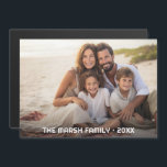 Cobertura Simples de 1 Cheio Fotográfico - Sobrepo<br><div class="desc">Use uma foto horizontal ou horizontal e faça um ímã exclusivo e moderno fotorefrigerador. Este design mínimo moderno inclui uma fotografia com texto para adicionar nomes e texto. Se precisar mover alguma coisa, clique no botão personalizar para fazer alterações.</div>