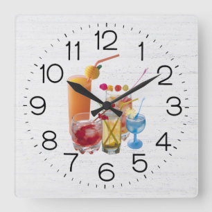 Cocktail Happy Hour No Relógio De Parede Da Praç