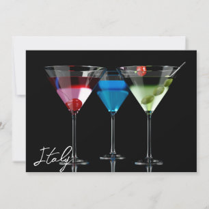 Cocktails diferentes em copos de martini em preto