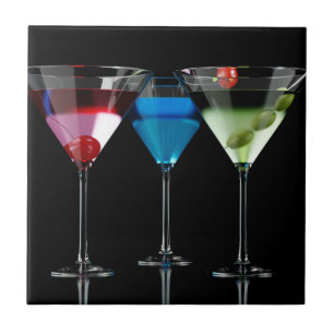 Cocktails diferentes em copos de martini em preto
