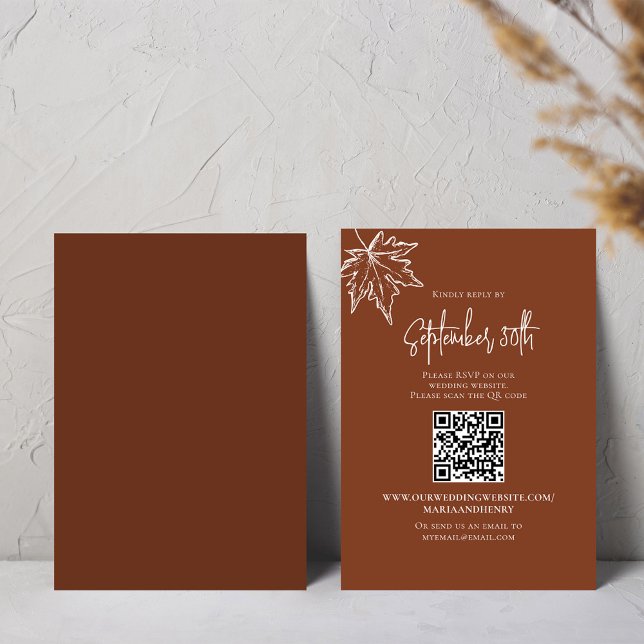 Código QR de RSVP de Casamento de Folhas do outono (Burgundy fall leaves RSVP enclosure card template.)