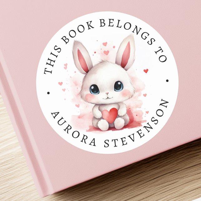 Coelhinho bonito com etiqueta de livro da bibliote (Cute bunny holding heart library book label)