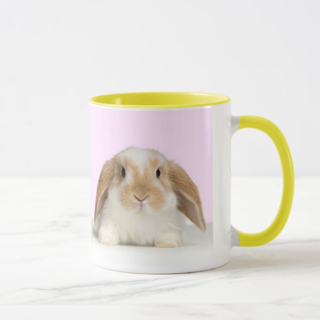 Coelho bonito em uma caneca amarelo-afiada (Direita)
