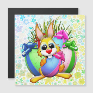 Coelho engraçado mordendo um ovo de Páscoa