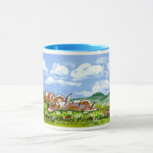 Coelhos de coelho deliciosos que olham a caneca