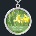 Colar amarela da flor dos Daffodils do botão de<br><div class="desc">Estes são Daffodils do amarelo do botão de ouro. Faz um grande presente para amado. Os nomes e a data podem ser mudados ao seus próprios. Apenas inscreva-os nas caixas de texto à direita.</div>