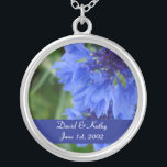 Colar azul da flor do Cornflower<br><div class="desc">Estes são Cornflowers azuis. Faz um grande presente para amado. Os nomes e a data podem ser mudados ao seus próprios. Apenas inscreva-os nas caixas de texto à direita.</div>