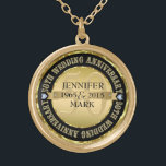 Colar Banhado A Ouro 50º Aniversário Metálico Dourado e Preto 2<br><div class="desc">Colar comemorativo do 50º aniversário de casamento com texto personalizável. Ouro metálico e preto. Acentos de diamantes brancos.</div>