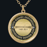 Colar Banhado A Ouro 50º Aniversário Metálico Dourado e Preto 2<br><div class="desc">Colar comemorativo do 50º aniversário de casamento com texto personalizável. Ouro metálico e preto. Acentos de diamantes brancos.</div>