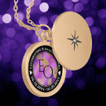 Colar Banhado A Ouro 6 33º aniversário do casamento de 48º Ametist<br><div class="desc">Celebre o 6, 33º, 47º ou 48º aniversário de casamento com este medalhão comemorativo! As letras esbeltas, a preto e branco, com um confete hexagonal com poeira dourada sobre um fundo ametista roxo, acrescentam um toque memorável para esta ocasião especial e um marco (extraordinário). Personalize com as iniciais do casal,...</div>