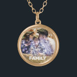 Colar Banhado A Ouro *~* Acelerador de Imagem de Foto da FAMÍLIA AP42<br><div class="desc">ROUND NECKLACE / PENDANT (ID de pesquisa AP42 para designs semelhantes em vários produtos ) * Família de memórias de manutenção avançada em termos energéticos. Foto da família / Fotografia da família. Carregue a imagem da sua família. No momento, o texto diz "FAMÍLIA". Uma área de texto está disponível. Personalizar...</div>