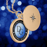Colar Banhado A Ouro Aniversário de Casamento da 67ª Estrela Sapphire<br><div class="desc">Celebrar o 67º aniversário de casamento com este caixão comemorativo! As letras esbeltas a preto e branco, com estrelas estilizadas a brilhar sobre fundo azul-safira, acrescentam um toque memorável para esta ocasião especial e marco extraordinário. Personalize com as iniciais do casal, uma mensagem especial, e as datas de seu aniversário...</div>