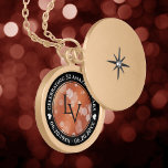 Colar Banhado A Ouro Aniversário de Casamento de Bronze, 8° aniversário<br><div class="desc">Celebrar o 8 ou 32.º aniversário de casamento com este medalhão comemorativo! As letras esbeltas, pretas e brancas, com um confete hexagonal sobre fundo de folha de bronze, acrescentam um toque memorável para esta ocasião especial e para um marco (extraordinário). Personalize com as iniciais do casal, uma mensagem especial e...</div>