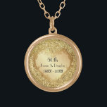 Colar Banhado A Ouro Aniversário de Casamento do Sparkle Dourado Heart<br><div class="desc">Belo design de ornamentado de ouro sobre brilhante ouro de cintilação impressão neste romântico colar de aniversários celebrando seu marco cinquentenário de casamento. O texto está pronto para você personalizar com seus nomes e datas.</div>