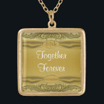 Colar Banhado A Ouro Aniversário de casamento dos rolos 50th do ouro<br><div class="desc">O scrollwork dourado lindo e sofisticado em um fundo do ouro e com uma fita do revestimento do cetim do falso cobriu com uma jóia dourada como o botão do monograma com as palavras "50th aniversário". Apenas a tempo para seu aniversário de casamento dourado!</div>