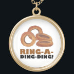 Colar Banhado A Ouro Bachelorette de Noivado Ring-a-Ding-Ding<br><div class="desc">Design apresenta uma ilustração original de anéis de cebola frito marrom-ouro saborosos, com RING A DING numa fonte divertida. Excelente para festa de solteira ou chá de panela. Não vê o que está procurando? Precisa de ajuda para a personalização? Clique em "contate este designer" para criar algo apenas para você!...</div>