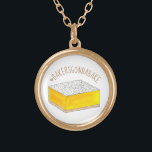 Colar Banhado A Ouro Bakers Vão Assar Hashtag Yellow Lemon Square Bar<br><div class="desc">Design apresenta uma ilustração original de um delicioso bar de limão amarelo-tarte / massa quadrada de limão revestida com um açúcar em pó dourado. Excelente para sua comida favorita, padeiro ou chef de pastelaria! Esta ilustração do bar de sobremesa de limão também está disponível noutros produtos. Muitos designs ilustrados adicionais...</div>