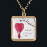 Colar Banhado A Ouro Casamento de Flor Coração com Hemorragia Vermelha<br><div class="desc">O elegante Colar Nascendente de Flor Coração Vermelha Sangrando Vermelho faz um presente personalizado único para a noiva ou suas damas de honra e festa noiva. Este clássico colar nupcial floreado personalizado apresenta uma fotografia floral próxima de uma flor de coração vermelha sangrando, ou dicentra, sobre o caule sobre um...</div>
