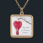 Colar Banhado A Ouro Casamento de Flor Coração com Hemorragia Vermelha<br><div class="desc">O elegante Colar Nascendente de Flor Coração Vermelha Sangrando Vermelho faz um presente personalizado único para a noiva ou suas damas de honra e festa noiva. Este clássico colar nupcial floreado personalizado apresenta uma fotografia floral próxima de uma flor de coração vermelha sangrando, ou dicentra, sobre o caule sobre um...</div>