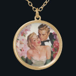 Colar Banhado A Ouro Casamento vintage, Noiva retrô e Newlyweds Groom<br><div class="desc">Vintage ilustration love and romance design com noiva no vestido de noiva e no noivo do seu smoking. O feliz casal recém-casado está rodeado de lindas flores florais,  rosa e brancas.</div>