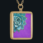 Colar Banhado A Ouro Coloração d'água Suculta Roxo<br><div class="desc">Este colar romântico apresenta um suculento aqua num fundo de rendas roxas. Se você planeja um casamento e incluísse suculentos em seus buquês,  eles fariam adoráveis colares de madrinha.</div>