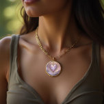 Colar Banhado A Ouro Coração vitoriana do ouro com flores lilás, safra<br><div class="desc">Este lindo Necklace apresenta um coração ouro vitoriano decorado com flores em fundo romântico em cores lilás moles. Um maravilhoso presente de Dia de os namorados para qualquer mulher! Custom Text.</div>