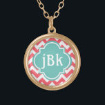 Colar Banhado A Ouro Coral Chevron com Turquoise Center para Monograma<br><div class="desc">Aqui está um colar bonito, sobre tendência, com um centro monograma. As listras do diafragma são coral e branco, o medalhão médio é um chalé mole, e a inscrição é pura branca. Mude as iniciais para qualquer texto que você quiser, é tão fácil fazer colares personalizados para você e como...</div>