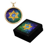 Colar Banhado A Ouro Estrela de David - Magen David<br><div class="desc">Galáxia azul,  roxa e verde profunda com a Estrela de David. Aplique esta imagem no estilo de colar de sua escolha e adicione brincos para completar o conjunto. A caixa de joias correspondente é vendida separadamente.</div>