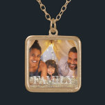 Colar Banhado A Ouro *~* FAMÍLIA AP42 Foto com Dourada brilho<br><div class="desc">NECKLACE DOURADO QUADRADO - GLITTER e White Block Letters (pesquisar no ID AP42 designs semelhantes em vários produtos ) * Memória de manutenção avançada em termos energéticos. Carregue a imagem da sua família. No momento, o texto diz "FAMÍLIA". Uma área de texto está disponível. Personalizar Personalizar a cor da fonte,...</div>