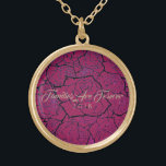 Colar Banhado A Ouro Famílias Douradas e cor-de-colar são para sempre<br><div class="desc">Colar mostrado em tom Dourado com um impressão de vários rosa em camadas sobre um fundo cor-de-rosa profundo e texto de "Famílias São para Sempre 2018" em roteiro de rico do Taupe. Personalize este colar com uma data especial ou/e escolha seu estilo ou cores de alteração. Ou comprar como projetado....</div>