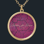Colar Banhado A Ouro Famílias Douradas e cor-de-colar são para sempre<br><div class="desc">Colar mostrado em tom Dourado com um impressão de vários rosa em camadas sobre um fundo cor-de-rosa profundo e texto de "Famílias São para Sempre 2018" em roteiro de rico do Taupe. Personalize este colar com uma data especial ou/e escolha seu estilo ou cores de alteração. Ou comprar como projetado....</div>