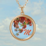 Colar Banhado A Ouro Flamboyant Royal Poinciana Floral Monogrammed<br><div class="desc">Esta é uma Flamboyant, Royal Poinciana ou Flame, com as suas laranjas tropicais e flores vermelhas penduradas contra um céu azul. É um design floral único em um colar de pingente que pode ser personalizado com seu Monograma por um belo presente. Esta imagem é uma fotografia botânica original de JLW_PHOTOGRAPHY....</div>