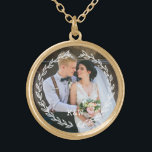 Colar Banhado A Ouro Foto Monograma De Quadro De Vintagem Redonda<br><div class="desc">O Delicado Deixa O Design de Foto Monograma De Frame.</div>