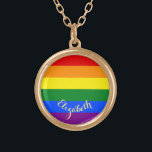 Colar Banhado A Ouro Gay LGBT Orgulho Lésbico LGBT Sinalizador Rainbow<br><div class="desc">Lindas, vibrantes e vibrantes cores do arco-íris orgulho gay LGBT, padrão colorido de faixas geométricas, personalizado, personalizado, monograma, na moda, resistente a UV e à prova d'água, colar de charme redondo de metal com acabamento de ouro. O colar apresenta texto em um elegante script de tipografia de ouro falso. Basta...</div>