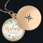 Colar Banhado A Ouro Graduação de Script de Formando Floral Botânica<br><div class="desc">A bela floral pastel com colar de presente de graduação em água e verde inclui a inscrição bonito em dourado e o nome do formando e o ano de classe num fundo branco elegante. Compre esta loja para coordenar itens de festa de formatura 2023 e opções de cores adicionais!</div>