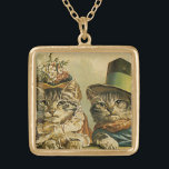 Colar Banhado A Ouro Humor Vintage, Gatos de Noiva Vitoriana em Chapéus<br><div class="desc">Vintage ilustra uma imagem engraçada de humor apresentando os gatos vitorianos que vestem chapéus. Uma design de casamento de animais de estimação amorosa e romance com noiva de gato e noivo. A noiva está vestindo um elegante chapéu floral e o gato noivo está vestindo um chapéu formal de rico.</div>