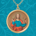 Colar Banhado A Ouro Jesus Segurando o Eucarista (SNV 050)<br><div class="desc">Nesta rotunda, Jesus é viciado em cores primárias brilhantes — um túmulo azul com um colarinho amarelo e manto vermelho. Ele segura e sai para os lados do Eucarista — o pão em sua mão direita rebelada; o cálice do vinho, em sua esquerda. O gesto é aberto, expansivo, convidativo. Jesus...</div>