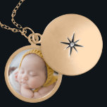 Colar Banhado A Ouro Keepsawn Foto de Bebê<br><div class="desc">Adicione a foto do seu novo bebê a este doce colar dourado para um presente único e bonito para a sua família ou para si mesmo. Os avós vão adorar esta manutenção especial do seu novo neto!</div>