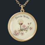 Colar Banhado A Ouro Lace de Chalice de Flores Rosa de Anfitrião da Com<br><div class="desc">Esta é uma bela imagem católica tradicional do Anfitrião Sagrado (Comunhão) acima do cálice com flores cor-de-rosa e um fundo de rendas. O texto e as fontes podem ser modificados</div>